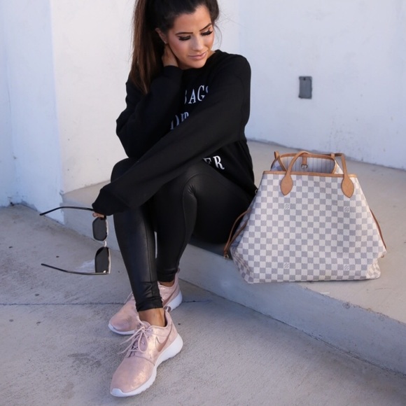 NWT Nike Roshe One Rose Gold - Picture 2 of 8